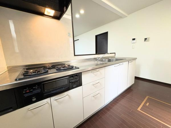 望みが丘　戸建てのキッチン|広々としたキッチンスペースはシンプルなデザインで清潔感があります。収納が充実しており調理器具や食器をすっきりと整理できます。ガスコンロとシンクが直線に配置されて作業効率を高めます。