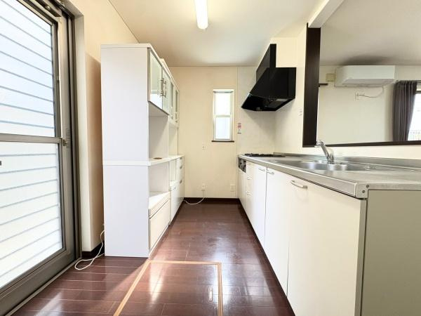 望みが丘　戸建てのキッチン|清潔感のある白を基調としたキッチンです。窓が複数あり採光にも配慮されています。シンクや調理スペースも広々としています。収納棚が備え付けられており片付けも楽にできます。