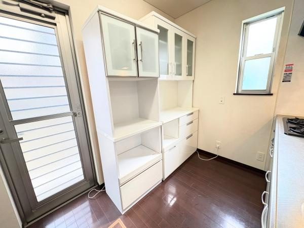 望みが丘　戸建てのキッチン|収納力のあるキッチンボードが備わっており整理整頓しやすい空間です。窓からの光が明るく換気も良好です。家事動線を考慮したレイアウトが特徴です。