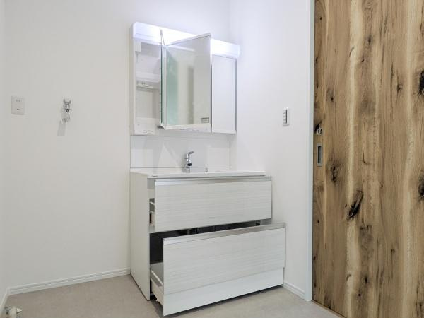 P-TELAS横田2丁目の独立洗面台|洗練されたデザインの洗面台でお手入れも簡単です。収納スペースが充実しており日用品もすっきり片付きます。ミラーが大きく空間が明るく感じられます。引き戸もナチュラルな雰囲気を演出しています。