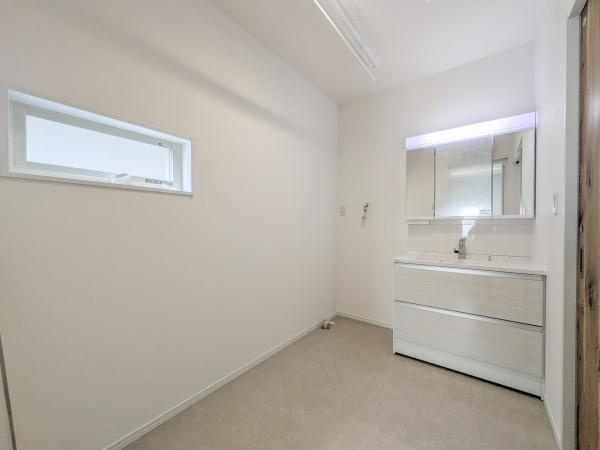 P-TELAS横田2丁目の独立洗面台|洗面台・洗面所は明るく開放的な空間が広がっています。横長の窓が採用されており自然光もしっかり取り入れられます。シンプルなデザインの洗面台で清潔感が感じられます。