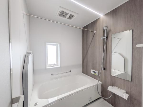 P-TELAS横田2丁目の浴室|浴室は明るい窓があり換気も良好です。乾燥機能付きで使いやすいシャワーと清潔感のある内装が魅力です。広々とした浴槽でゆったりご利用いただけます。手すりも設置されており安心です。