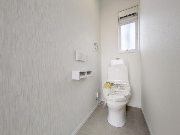 P-TELAS横田2丁目のトイレ|清潔感のある内装が特徴の空間です。トイレには窓が設けられており自然光が入ります。壁紙や床はシンプルなのでお掃除も楽に行えます。ペーパーホルダーやリモコンも設置されていてすっきりとした印象です。