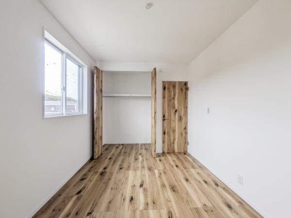 P-TELAS横田2丁目の洋室|明るい窓から自然光が差し込む洋室です。シンプルな内装とナチュラルな木目調の床が落ち着いた雰囲気を演出しています。収納スペースも備わっており使い勝手の良いお部屋です。