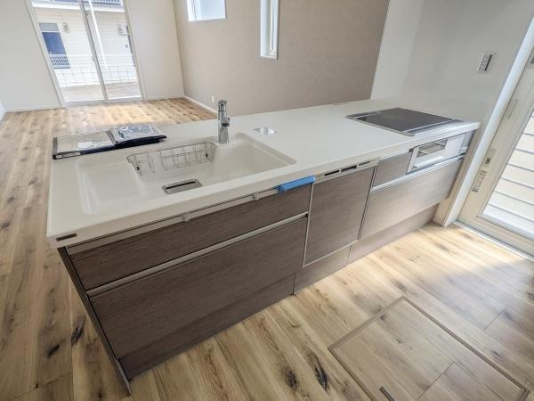 P-TELAS横田2丁目のキッチン|広々としたカウンターが特徴のキッチンです。明るい空間で作業もしやすい設計となっています。収納スペースも豊富に備えられています。シンプルなデザインがインテリアに調和します。