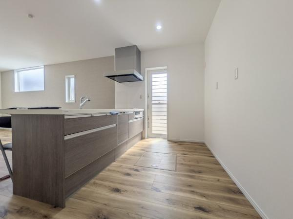 P-TELAS横田2丁目のキッチン|開放的な空間設計が魅力のキッチンです。採光性の高い窓から自然光が入り明るい雰囲気を演出します。シンプルなデザインでお手入れしやすい仕様です。床材の色合いが温かみを感じさせます。