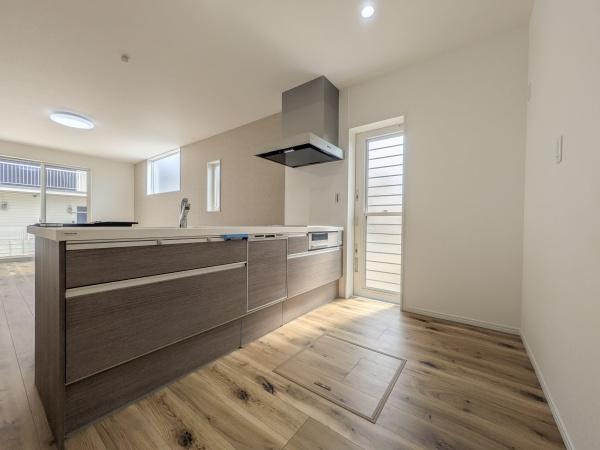 P-TELAS横田2丁目のキッチン|明るい光が差し込む広々としたキッチンです。木目調のデザインで空間に落ち着きを演出しています。大きめの作業スペースが確保されており整理しやすい収納も豊富です。