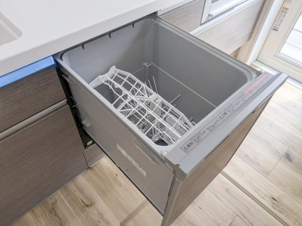 P-TELAS横田2丁目のキッチン|キッチンにビルトインタイプの食器洗い乾燥機が設置されています。毎日の家事負担を軽減する便利な設備です。シンプルなデザインでキッチン全体の統一感があります。使い勝手を考慮した収納も充実しています。