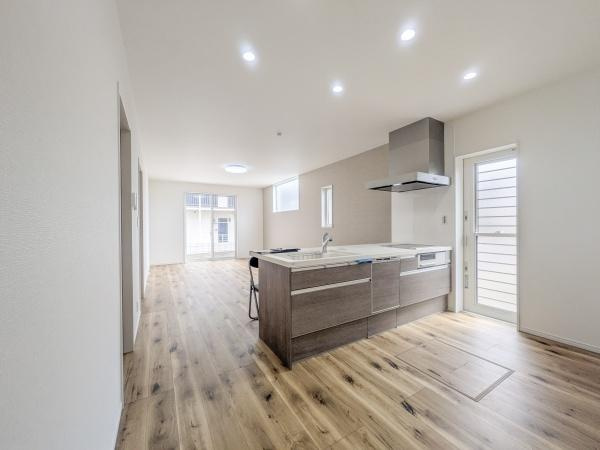 P-TELAS横田2丁目のキッチン|開放感のあるキッチンは室内全体と一体感がありモダンなデザインが魅力です。天井のダウンライトが空間を明るく照らします。大きな窓からは自然光もたっぷり入り快適な環境です。