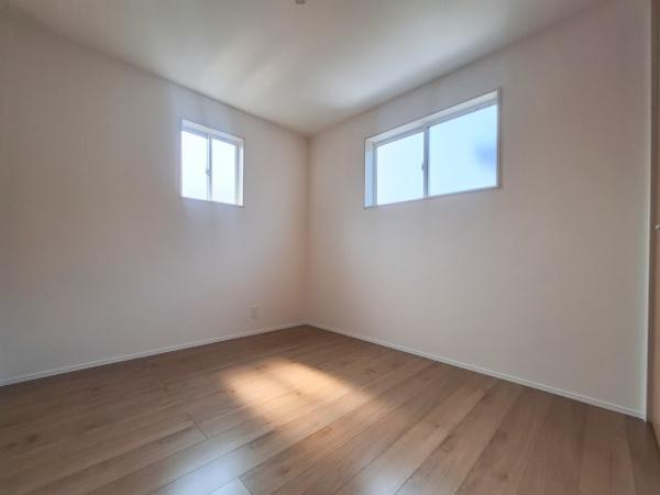 久原北1期1号棟の洋室|シンプルなデザインの洋室です。二面採光で室内が明るく感じられます。フローリングの床がすっきりとした印象を与えます。壁はホワイトを基調としており様々なインテリアにも合わせやすい空間です。
