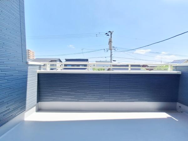 久原北1期1号棟のバルコニー|広々としたバルコニーでゆったりとした空間が確保されています。明るい日差しが差し込む設計です。高めの手すりで安心感があります。周囲の景観もすっきりとしています。屋外の開放感を感じられます。