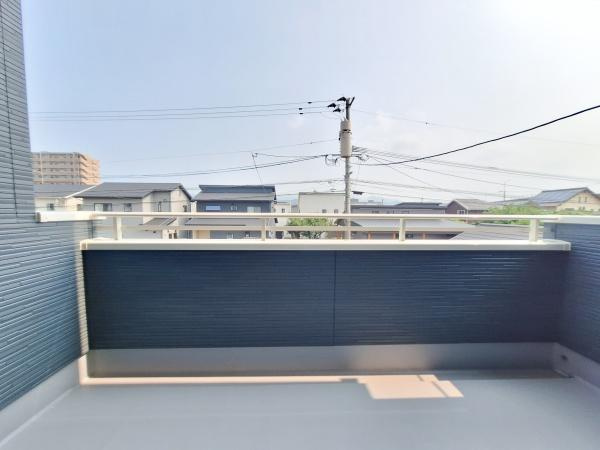 久原北1期1号棟のバルコニー|広々としたバルコニーでゆったりとした空間が確保されています。明るい日差しが差し込む設計です。高めの手すりで安心感があります。周囲の景観もすっきりとしています。屋外の開放感を感じられます。