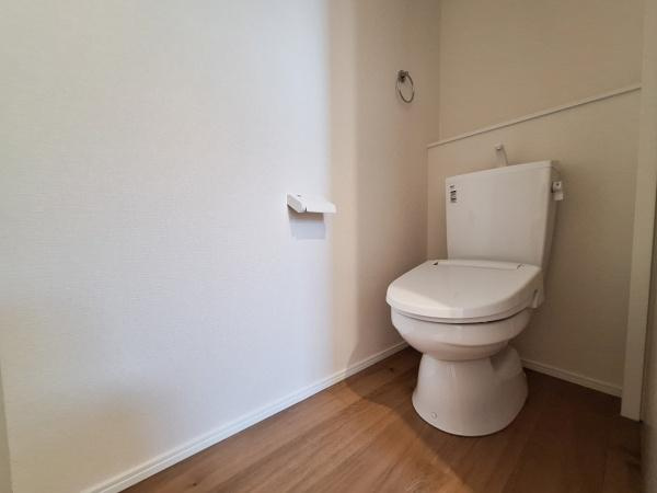 久原北1期2号棟のトイレ|明るくシンプルなトイレ空間です。壁や床のカラーが清潔感を感じさせます。ペーパーホルダーなども設置され使いやすさが考慮されています。全体的にゆとりのあるつくりとなっています。