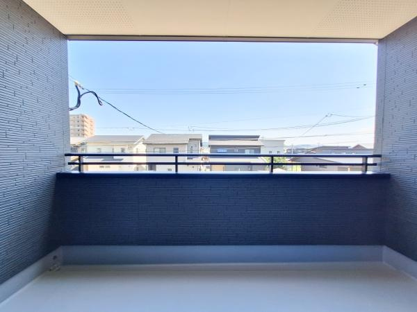 久原北1期2号棟のバルコニー|開放感のあるバルコニーは外の景色をしっかりと感じられる設計です。ゆったりとした広さがありさまざまな用途で活用できます。手すりが高めに設定されており安心感があります。