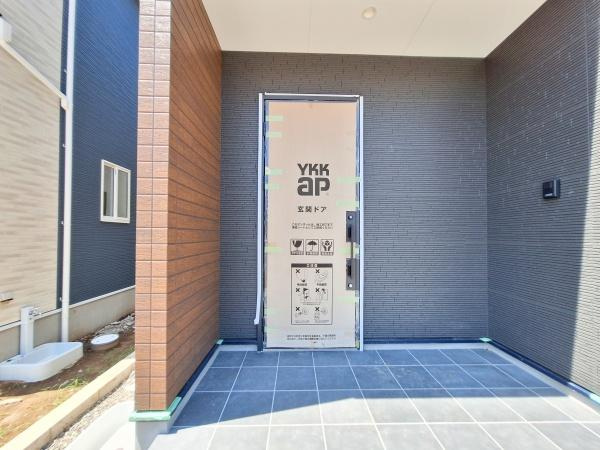 久原北1期2号棟の玄関|シンプルなデザインと落ち着いた色合いが特徴の玄関です。広々としたタイル張りのスペースがゆとりを感じさせます。玄関ドアの存在感が引き立ち全体的にモダンな印象を与えます。