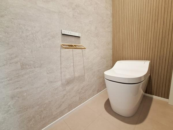 CASA BIANCA No.1のトイレ|シンプルで清潔感のあるトイレです。壁のデザインが空間にアクセントを加えています。
