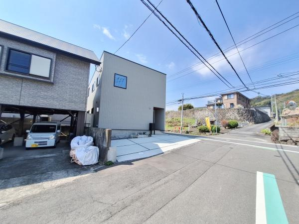 CASA BIANCA No.1の前面道路含む現地写真|前面道路が広く開放感のある現地写真です。駐車スペースもゆとりがあり車の出し入れがしやすい設計です。周囲は落ち着いた街並みで静かな環境が感じられます。