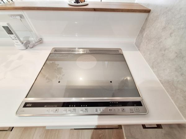 CASA BIANCA No.1のキッチン|シンプルなデザインのIHクッキングヒーターが設置されています。操作パネルも見やすくキッチン全体がすっきりとした印象です。お手入れもしやすいフラットなトップで日々の使い勝手に配慮されています。