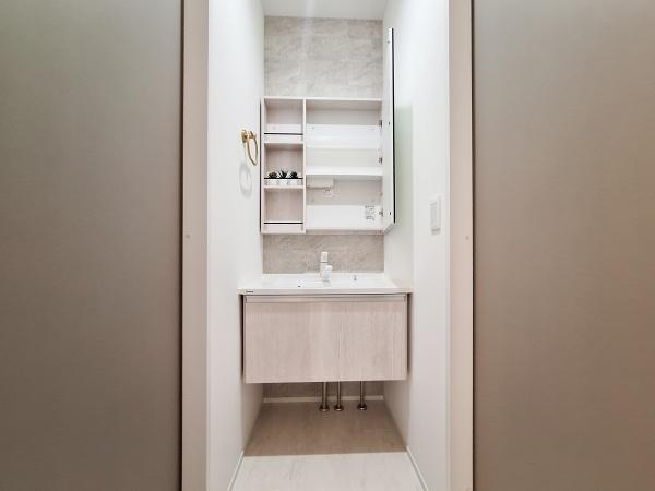 CASA BIANCA No.1の独立洗面台|洗面台・洗面所はすっきりとしたデザインで設計されています。収納スペースも充実しており小物の整理に便利です。鏡裏収納や棚もあり使い勝手に配慮されています。