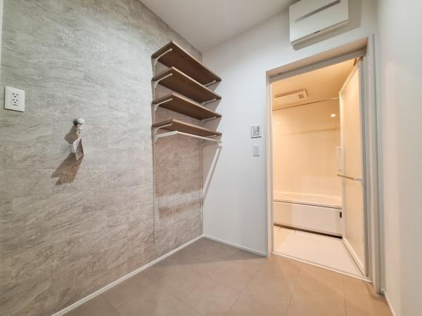 CASA BIANCA No.1の独立洗面台|ナチュラルな色合いの床と調和した洗面台・洗面所です。収納スペースが備わっており空間をすっきりと見せてくれるデザインが印象的です。