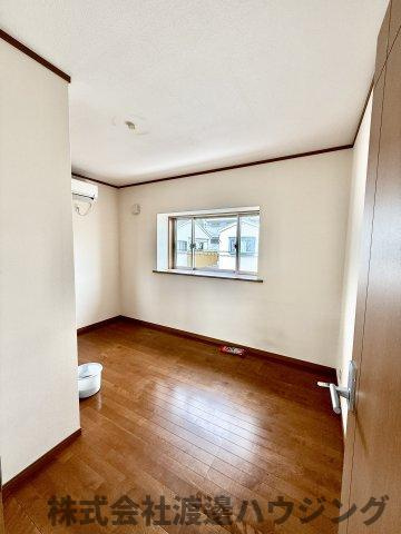 新田2丁目貸家の洋室
