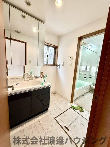 新田2丁目貸家の洗面所