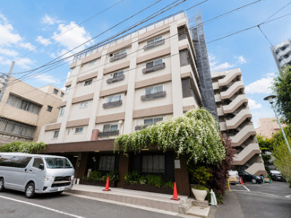 【外観】 | 手入れの行き届いた外壁やエントランスなど、「見ればわかる」レベルで清潔感を保ったマンションです。築年数を感じさせない姿で皆様をお出迎えします。～即日のご見学可能～　お問合せはお気軽にどうぞ。
