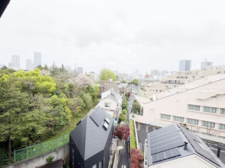 【展望】 | 眼前に広がる空の雄大さと、このお部屋の自慢の一つである「眺望」をご覧ください。毎日、この景色を独り占めできる新生活に夢が広がります。～即日のご見学可能～　お問合せはお気軽にどうぞ。
