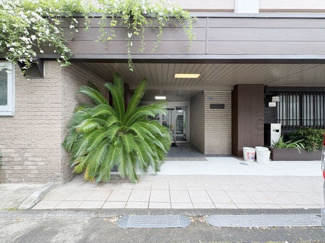 【エントランス】 | お客様を、そして住人を出迎えてくれるマンションのエントランス。ゴミが落ちていないことからも、管理状態の良さや住民の節度の高さが見て取れます。～即日のご見学可能～　お問合せはお気軽にどうぞ。
