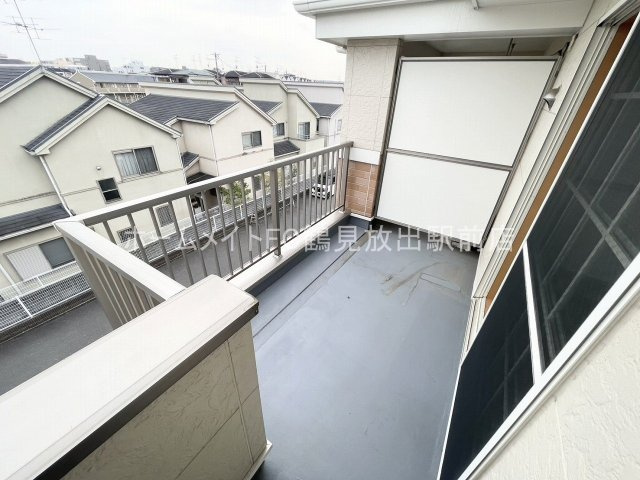 東大阪市三島２丁目のハイツのバルコニー