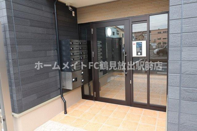 東大阪市稲田新町２丁目のアパートのエントランス