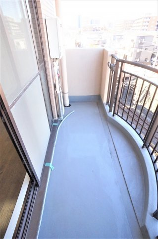 習志野市津田沼４丁目の賃貸マンションのバルコニー|日当たりの良いバルコニーは洗濯物も良く乾きますね※写真は別の部屋になります。