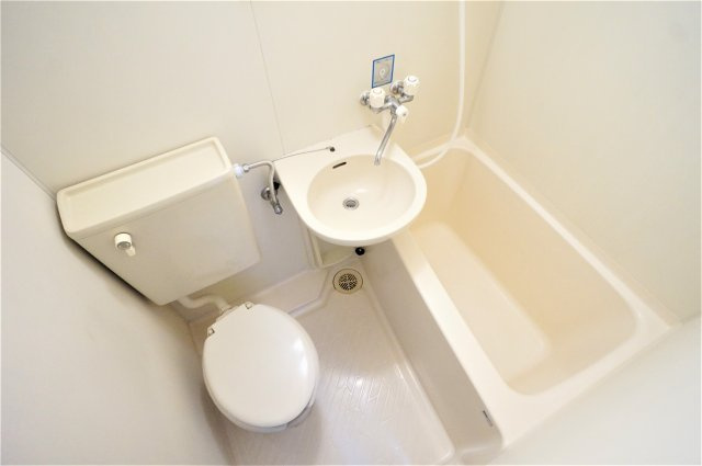 習志野市津田沼４丁目の賃貸マンションの浴室|バス・トイレは一緒です※写真は別の部屋になります。