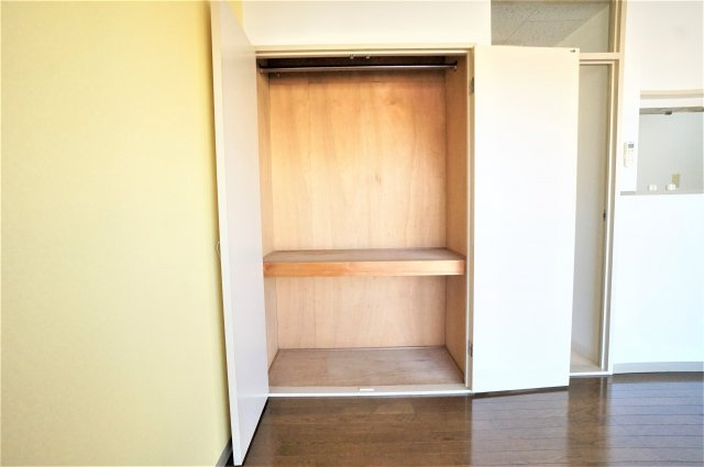 習志野市津田沼４丁目の賃貸マンションの収納|大きいクローゼットでたっぷり収納出来ます※写真は別の部屋になります。