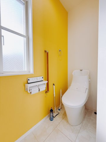 【中古戸建】高崎市成田町　のトイレ|■トイレ｜黄色のクロスがオシャレなトイレ。大きな窓付きのトイレになっています♪常に換気もできて綺麗を保ちます♪