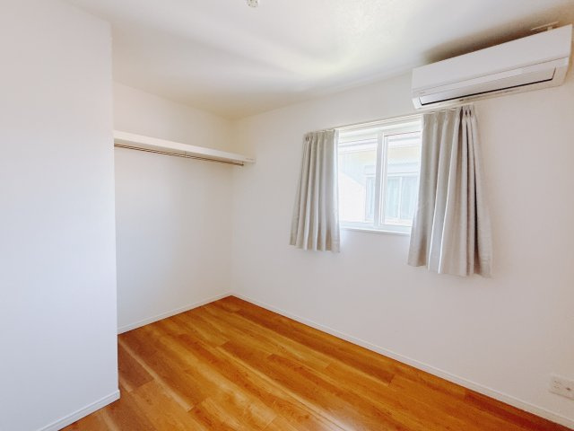 【中古戸建】高崎市成田町　の洋室|■2階洋室｜お子様の一人部屋にピッタリな洋室。木のぬくもりを感じるフローリングは、天然木の味わいが時とともに深みを増していきます。また、傷にも強く、フリーワックスでお手入れもラクラクです♪