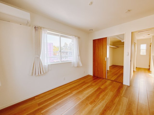 【中古戸建】高崎市成田町　の洋室|■2階洋室｜ナチュラルカラーの床です。模様替えなどとても楽しく工夫できます♪陽当たり、風通しもとても良いので毎日快適な生活スタートです！子供部屋にも良いですね♪
