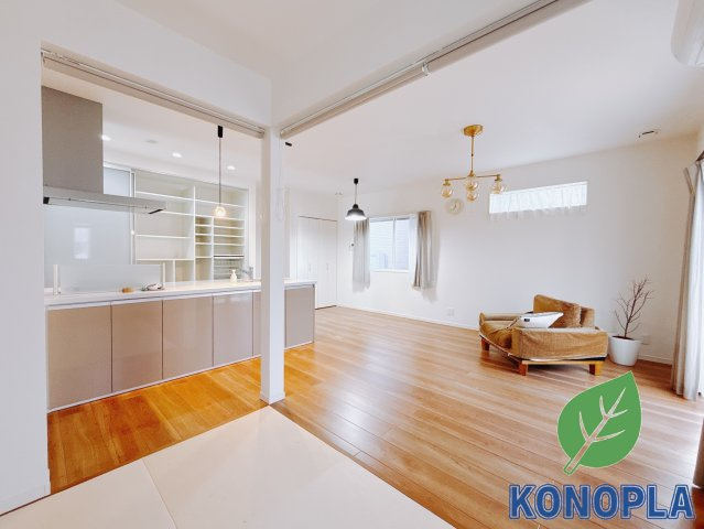 【中古戸建】高崎市成田町　の居間・リビング|■リビング｜落ち着きのある表情を見せるリビングダイニング。太陽の光がたっぷり差し込むリビングは、自然とご家族が集まる居心地の良い空間です。