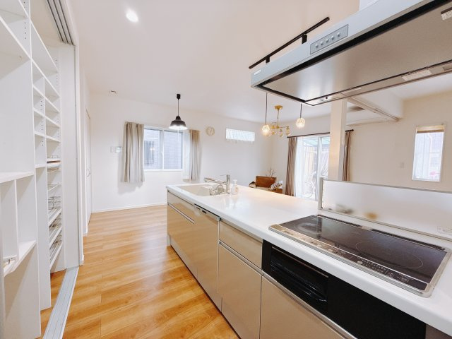 【中古戸建】高崎市成田町　のキッチン|■キッチン｜ワークトップの幅が広く、お子様といっしょにお料理をつくったり、ちょっとしたパーティーも楽しめます。フラットなのでお掃除がしやすいのもポイントです♪