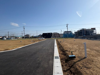 【前面道路含む現地写真】 | セレスティアルガーデン　土地　8号地　全12区画　巌根駅 | 8号地　約64坪　1180万円。建築条件なし。
土地面積58坪～最大73坪。土地価格1180万円～。
他の区画もご案内大歓迎です！お気軽にお問合せ下さい♪
（一部建築条件付き　区画10、11、12）