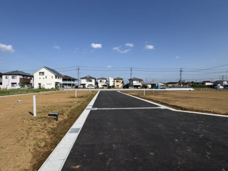 【前面道路含む現地写真】 | セレスティアルガーデン　土地　8号地　全12区画　巌根駅 | 8号地　約64坪　1180万円。建築条件なし。
土地面積58坪～最大73坪。土地価格1180万円～。
他の区画もご案内大歓迎です！お気軽にお問合せ下さい♪
（一部建築条件付き　区画10、11、12）