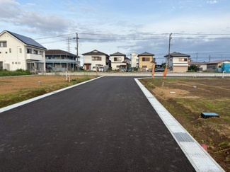 【前面道路含む現地写真】 | セレスティアルガーデン　土地　8号地　全12区画　巌根駅 | 8号地　約64坪　1180万円。建築条件なし。
土地面積58坪～最大73坪。土地価格1180万円～。
他の区画もご案内大歓迎です！お気軽にお問合せ下さい♪
（一部建築条件付き　区画10、11、12）