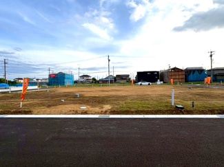 【外観】 | セレスティアルガーデン　土地　8号地　全12区画　巌根駅 | 8号地　約64坪　1180万円。建築条件なし。
土地面積58坪～最大73坪。土地価格1180万円～。
他の区画もご案内大歓迎です！お気軽にお問合せ下さい♪
（一部建築条件付き　区画10、11、12）