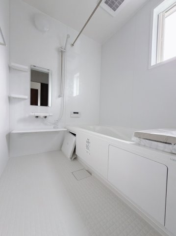 【中古戸建】深谷市上柴町東7丁目の浴室|■浴室｜お子様やご年配の方にも負担のかからないエコベンチ浴槽。半身浴ができる機能性が魅力です。浴室暖房換気乾燥機付きで冬でも暖かく過ごせます。