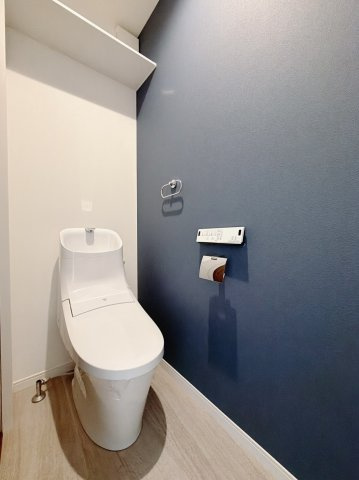 【中古戸建】深谷市上柴町東7丁目のトイレ|■トイレ｜オシャレなクロスは落ち着いた空間を演出し、ついつい長居してしまいますね♪