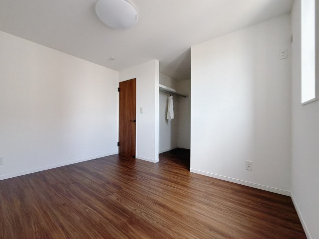 【中古戸建】深谷市上柴町東7丁目の洋室|■洋室｜ダブルベッドを置いても充分な広さを2Ｆのお部屋に設けております。お子様と家族みんなで寝るのも夢じゃありません♪窓からは光が差し込むので日中でも明るいお部屋です。