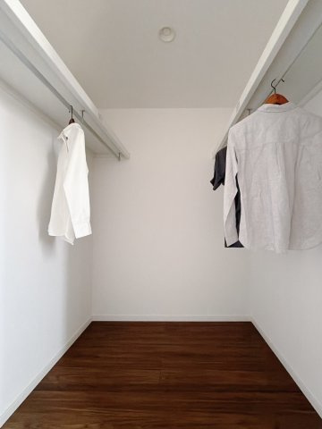 【中古戸建】深谷市上柴町東7丁目の収納|■WIC｜お気に入りのお洋服もシワを作らずきれいに管理ができる夢のウォークインクローゼット！今お使いの収納ケースもスッポリそのまま収まる広さです♪