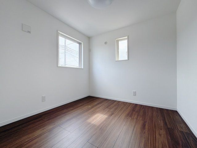 【中古戸建】深谷市上柴町東7丁目の洋室|■洋室｜ナチュラルカラーの床です。模様替えなどとても楽しく工夫できます♪陽当たり、風通しもとても良いので毎日快適な生活スタートです！子供部屋にも良いですね♪
