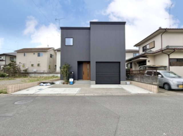【中古戸建】深谷市上柴町東7丁目の外観|■外観｜いまのアパート生活で走り回るお子さんを怒ってしまった経験はありませんか？走り回ることもジャンプすることも子どもの習性です！庭付き一戸建てならお子さまも思いっきり遊べます(^^)