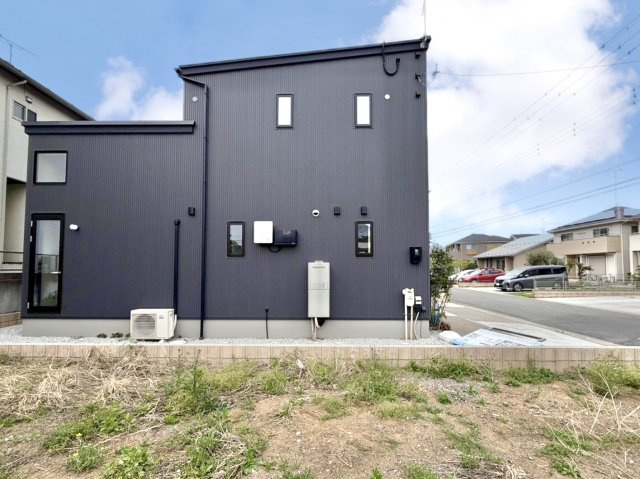【中古戸建】深谷市上柴町東7丁目の外観|■外観｜光の当たり方によって陰影が美しく際立ち、時間帯ごとに異なる表情を楽しめる魅力があります。スタイリッシュで都会的な印象を与えつつも、シンプルで飽きのこない外観に仕上がっています。